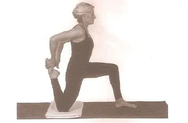 estiramiento cuadriceps yoga - Cómo estirar los músculos de la pantorrilla