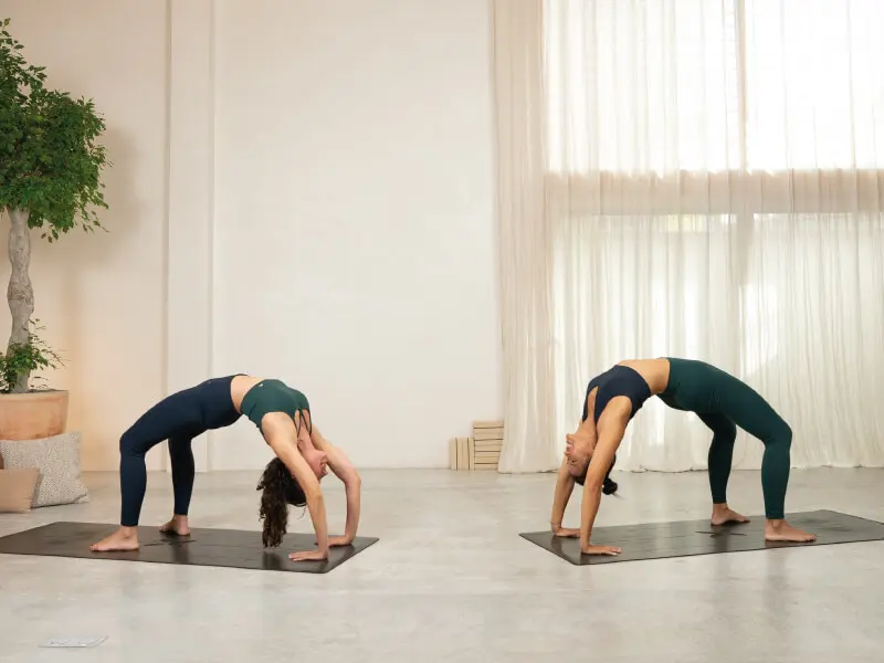 postura rueda yoga - Cómo se hace la postura del arco en yoga