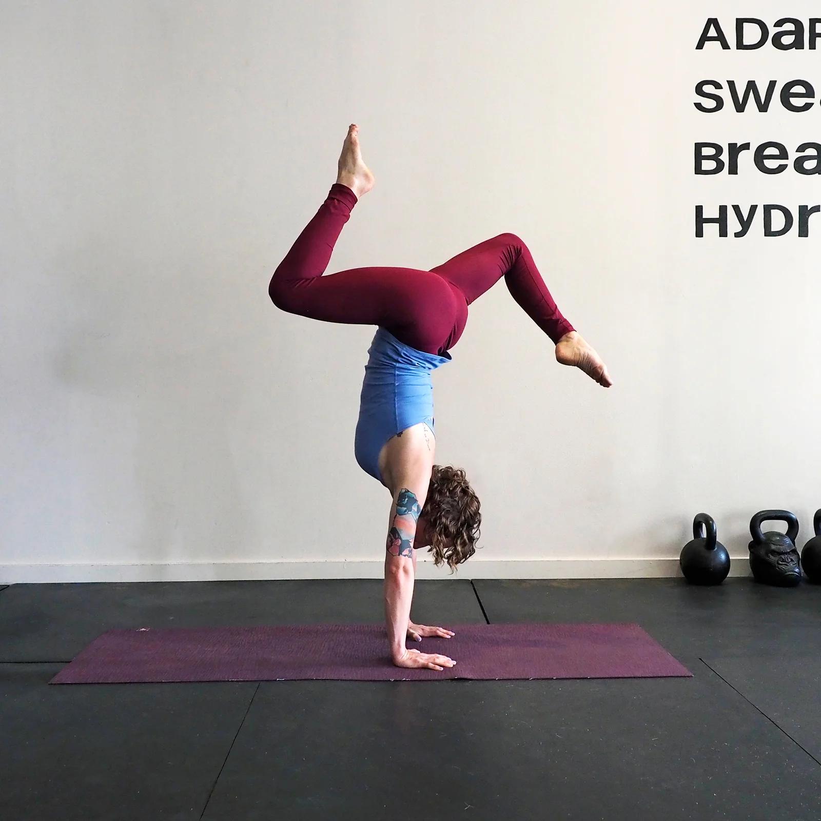 yoga handstand - Cómo se llama la parada de manos en yoga