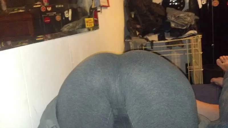 girls bending over in yoga pants - How do you stretch yoga pants longer