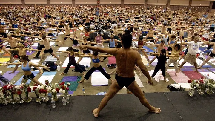 crowded yoga class - Is yoga a good place to meet people