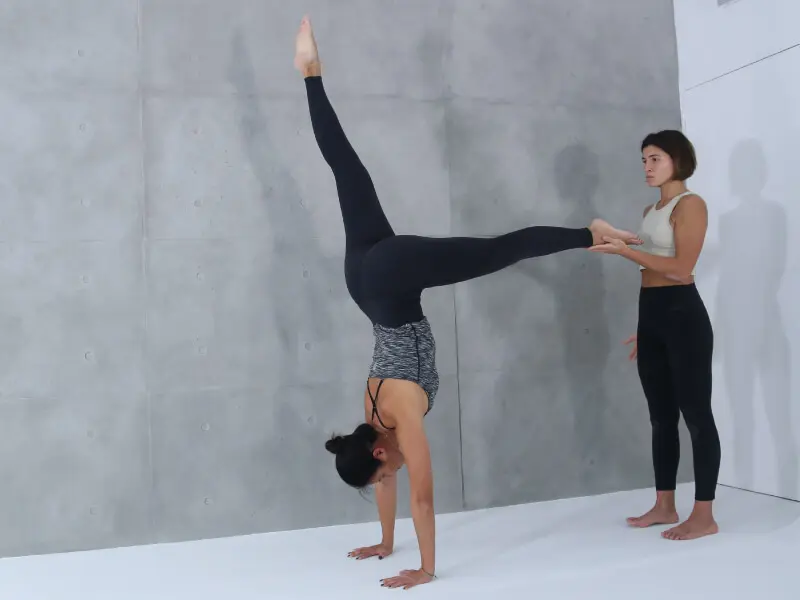 como hacer handstand yoga - Qué músculos trabajan en la parada de manos
