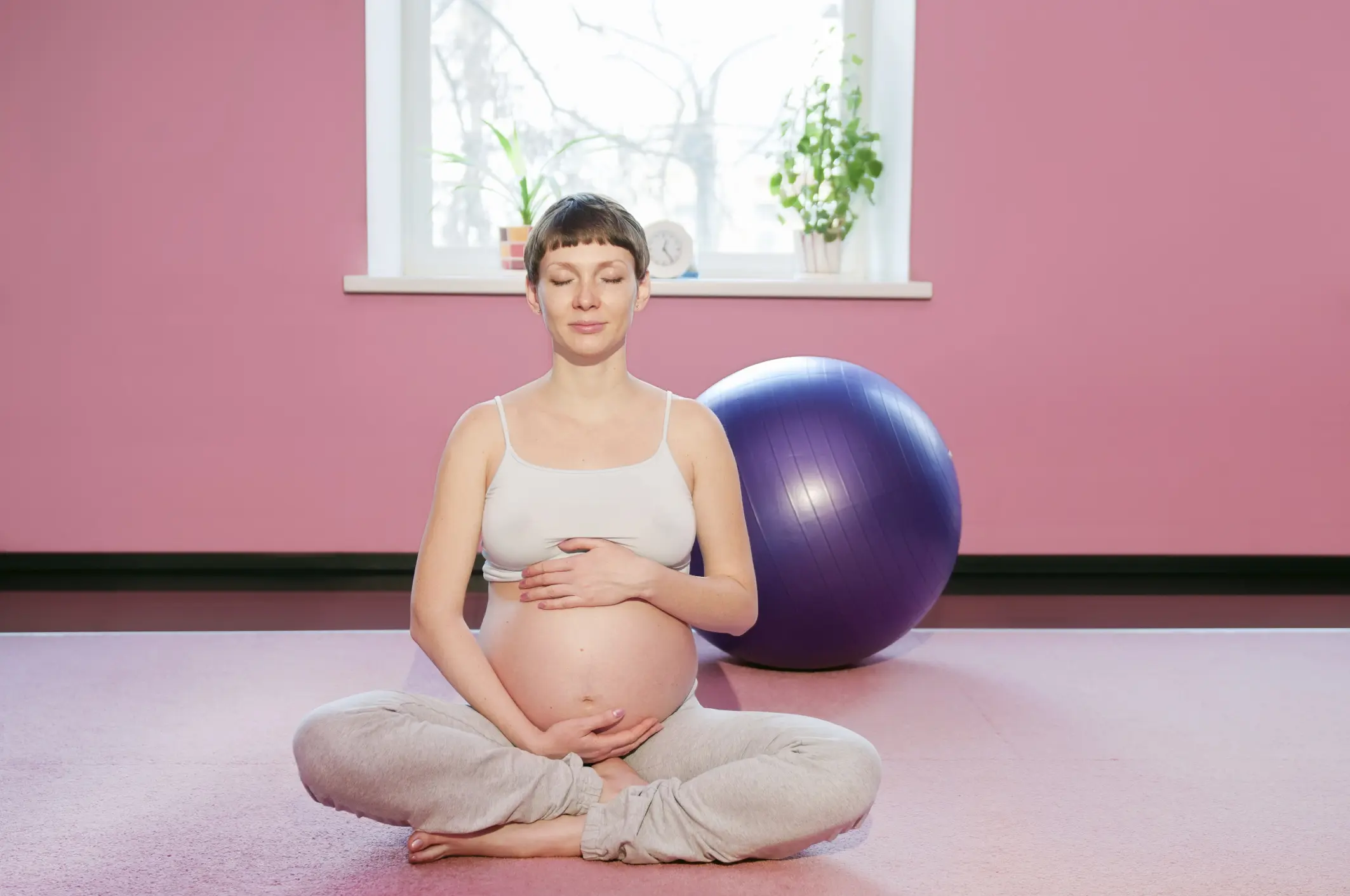 mujer embarazada yoga - Qué posturas no se deben hacer en el embarazo